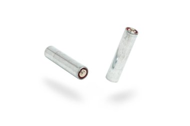 Beyaz arka planda AA pil. İzole edilmiş. Kapat..