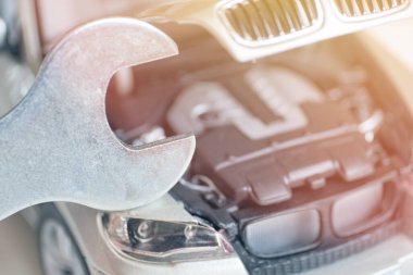 Motor ve makine motorlarının tamiri kavramı. Kapat..