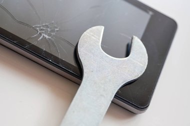 Modern bir akıllı telefonun konsept onarımı. Kapat..