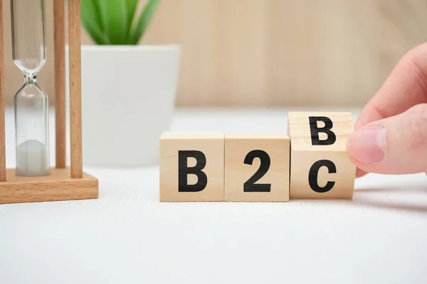 Tahta bloklar üzerinde iş modeli konsepti b2b ve b2c. Kapat..