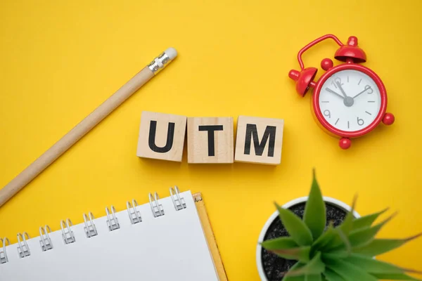 Modern pazarlama şifresi UTM Urchin izleme modülü. Tahta masadaki bloklu üst manzara. Üst Manzara. Kapat..