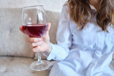 Kız işten sonra evde şarap içer. Kapat..