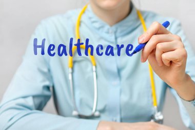 Sağlık sigortası kavramı, doktor tarafından el yazısıyla yazılmış bir yazıdır. Kapat..