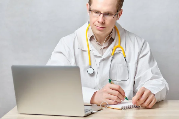 Doctor Listens Client Video Call Records Symptoms Close — Stock Photo, Image