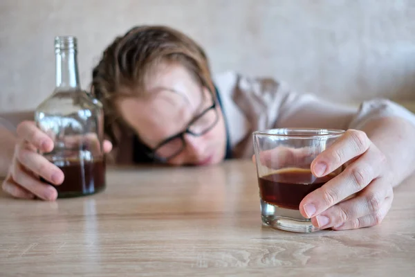 Мужчина Лежит Лицом Столе Стаканом Бутылкой Алкоголя Закрыть — стоковое фото
