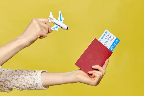 Egy Lánynak Van Egy Útlevele Repülőjegyekkel Egy Elvont Repülője Közelről — Stock Fotó
