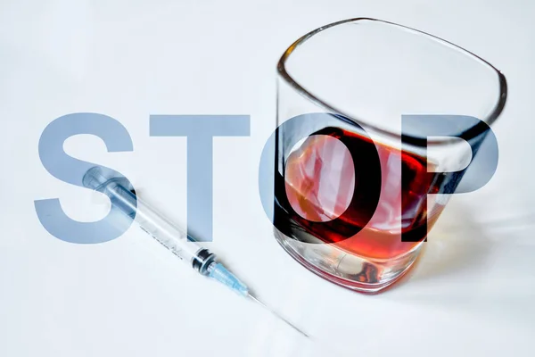 Het Woord Stop Achtergrond Van Een Glas Met Whisky Een — Stockfoto