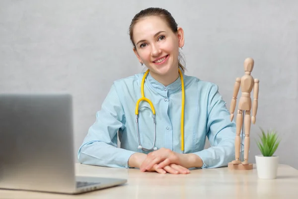 Médico Terapeuta Sienta Una Mesa Con Ordenador Portátil Fondo Blanco — Foto de Stock