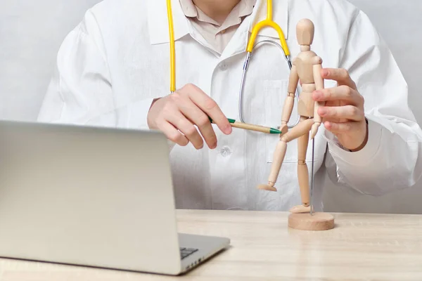 Médico Masculino Señala Abstractamente Una Rodilla Mannequin Línea Como Concepto — Foto de Stock
