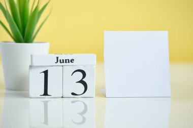 13. Gün Haziran Takvimi Tahta Bloklar Konsepti. Uzayı kopyala Kapat..