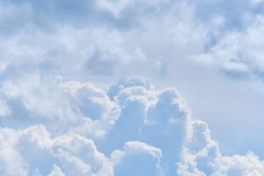 Gökyüzünde, uçan bir uçağın seviyesinde kalın beyaz bulutlar. Kapat..