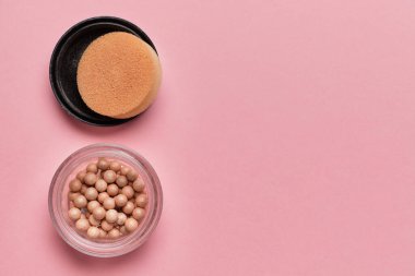 Pembe arka planda fotokopi alanı olan toz. Kapat..