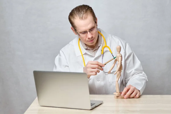 Een Mannelijke Arts Voert Een Online Webinar Uit Menselijke Anatomie — Stockfoto