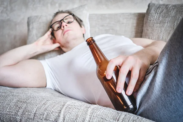 Muž Odpočívá Lahví Piva Gauči Zavřít — Stock fotografie