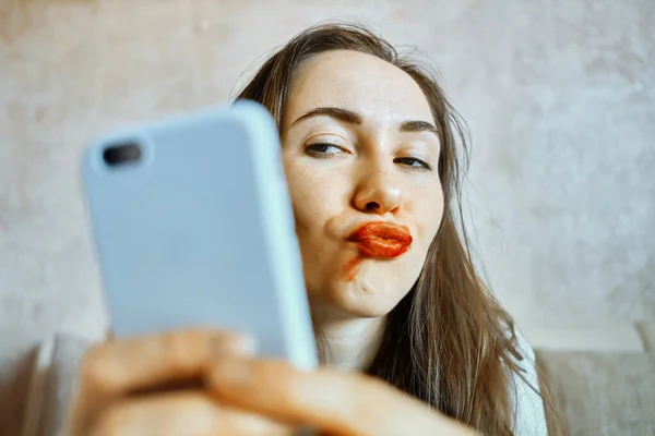 Eine Frau Macht Ein Selfie Von Sich Mit Verschmiertem Lippenstift — Stockfoto