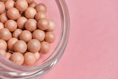 Pembe arka planda fotokopi alanı olan toz. Üst görünüm.