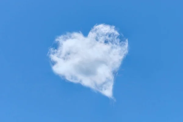 Weiße Wolke Herzform Vor Blauem Himmel — Stockfoto