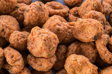 Lezzetli kızarmış balık-hamur topları. (Tay gıda)