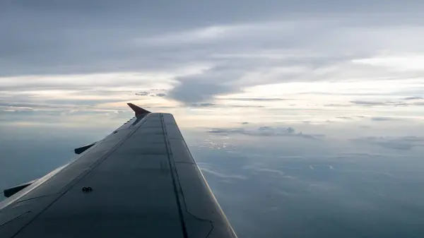 Uçak kanadı üzerinde güzel bulutlu ve gökyüzü — Stok fotoğraf