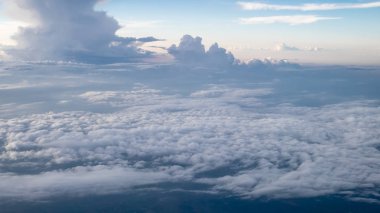 Güzel bulutlu ve mavi gökyüzüne akşamları erken