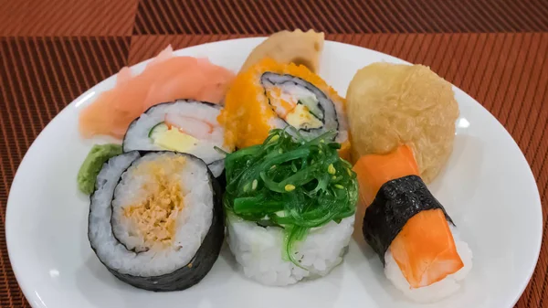 O delicioso Sushi (comida japonesa) no prato branco . — Fotografia de Stock