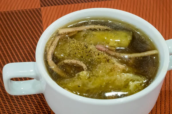 El delicioso maw de pescado estofado chino en sopa de salsa roja —  Fotos de Stock