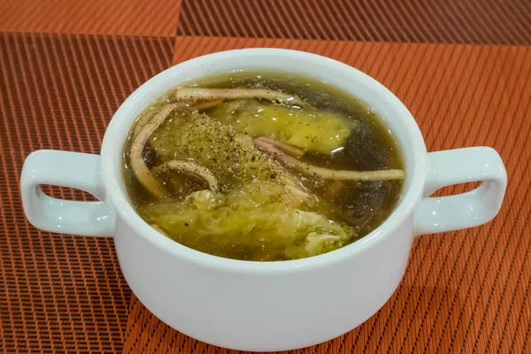 赤汁スープでおいしい中華煮魚のマウ — ストック写真