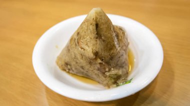 Çin yapışkan pirinç hamur tatlısı (Zongzi)