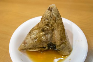 Çin yapışkan pirinç hamur tatlısı (Zongzi)