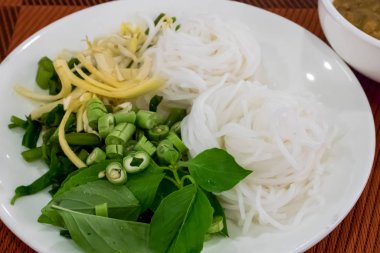 Tayland fermente pirinç unu şehriye (Khanom çene)