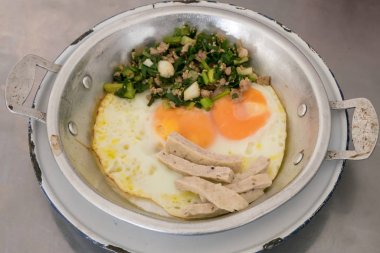 Tay lezzetli panned yumurta küçük alüminyum Pan.