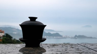 Tayvan 'daki Jiufen eski caddesinde deniz manzaralı klasik Tayvan çay fincanı..