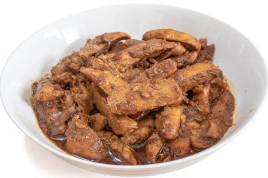 Beyaz arka planda, sarımsaklı ve biberli Tayland usulü kızarmış tavuk..