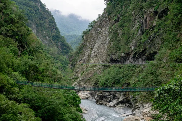 Tayvan 'da Taroko Milli Parkı' ndaki (Taroko Vadisi manzaralı) kırmızı köprü ve nehir manzarası.