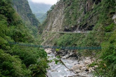 Tayvan 'da Taroko Milli Parkı' ndaki (Taroko Vadisi manzaralı) yeşil köprü ve nehir manzarası.
