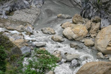 Tayvan 'daki Taroko Ulusal Parkı dağ tepesindeki (Taroko Vadisi manzaralı) Liwu Nehri manzarası.