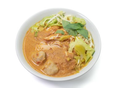 Beyaz kasede balık köftesi çorbası ile Tayland pirinçli eriştenin yakın çekimi..