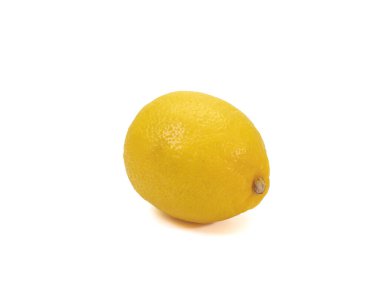 Beyaz arka planda taze sarı limonlu organik gıdanın yakın çekimi.
