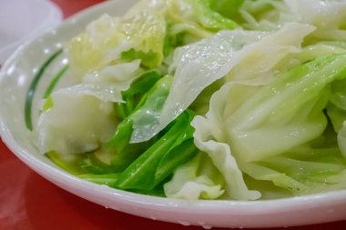 Tayvan restoranının beyaz tabağında lezzetli kızarmış lahananın yakın çekimi..