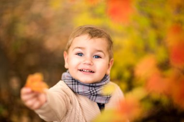 Kameraya bakarak mutlu çocuk