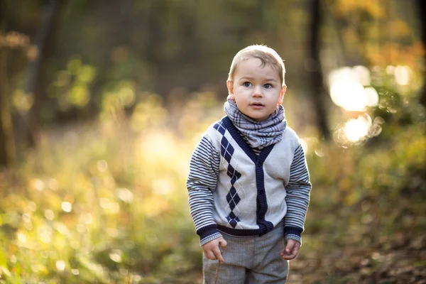 Хлопчик на прогулянці — стокове фото