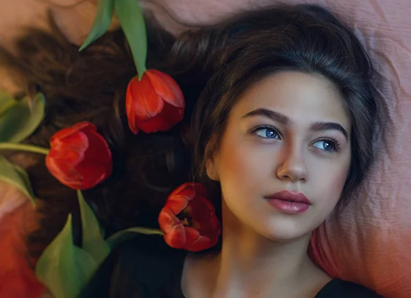 Porträt eines schönen Mädchens mit Blumen auf dem Haar — Stockfoto
