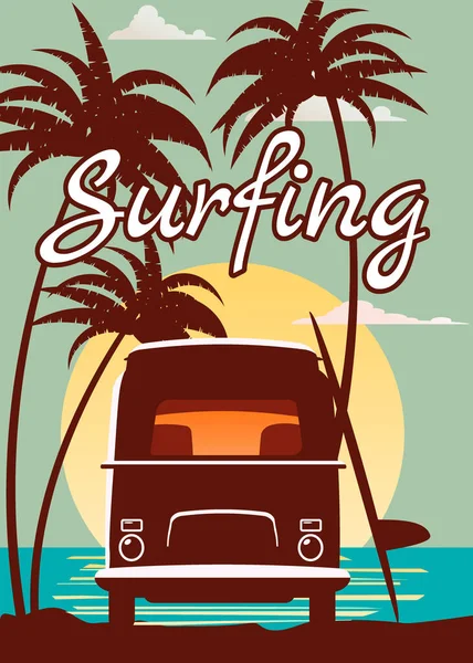 Surfer bus arancione, furgone, camper con tavola da surf sulla spiaggia tropicale. Poster Surf palme e blu oceano dietro. Illustrazione retrò del design moderno, isolato, vettore — Vettoriale Stock