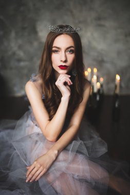 Kırmızı dudaklar ile karanlık Prenses