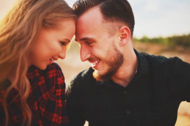 gün batımında sevenler.