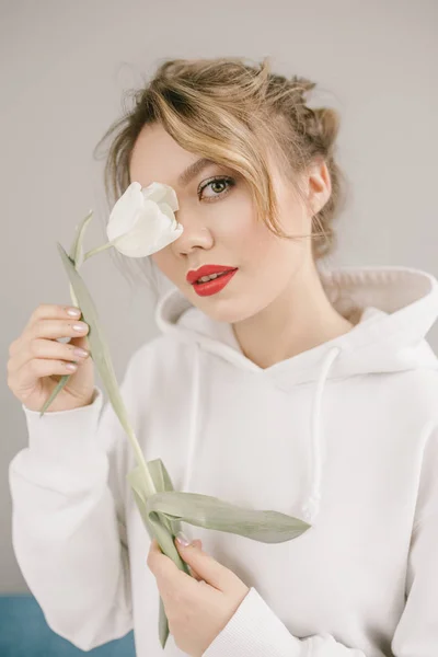 Beauty Woman with white tulip. Fashion Model Girl face Portrait with white tulip and red lips. — Stock Photo, Image