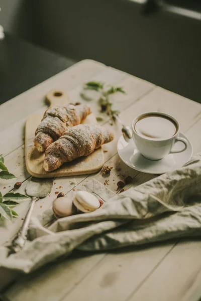 Fransız kahvaltı kahve ve croussant ve macarons ile