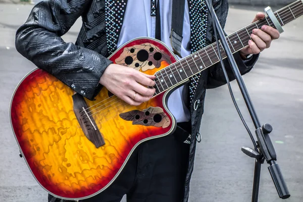 Gitar ve muscian'ın elleri closeup görünümü — Stok fotoğraf