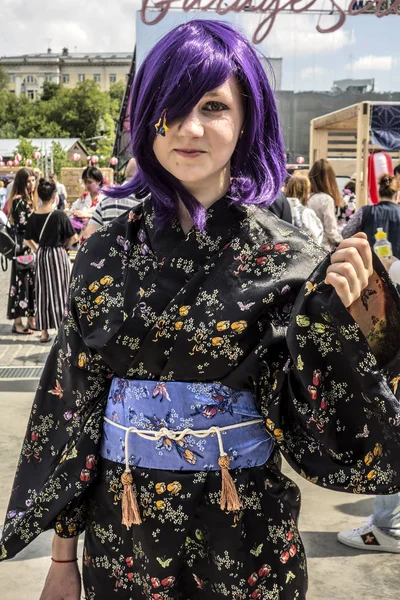 Young girl with purple hair in a Japanese kimono dress — Stock Photo, Image