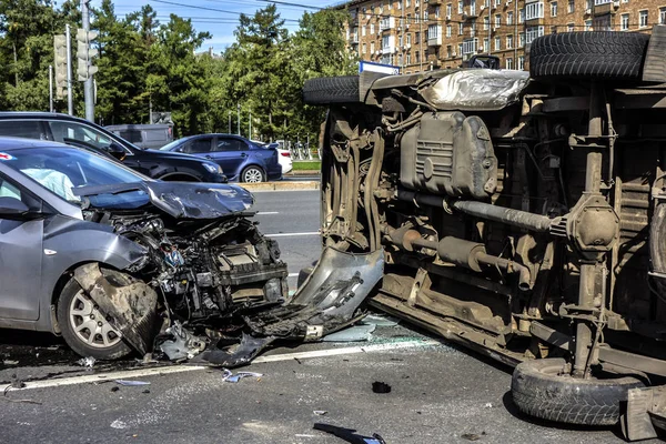  Kaza devrilmiş bir ambulans ilgili